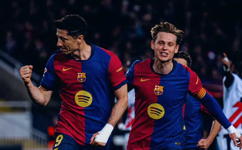 Barcelona supera o Rayo Vallecano em dia de arbitragem polêmica e volta ao topo do Espanhol