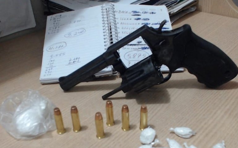 Homem é preso com arma e cocaína na Chã do Pilar