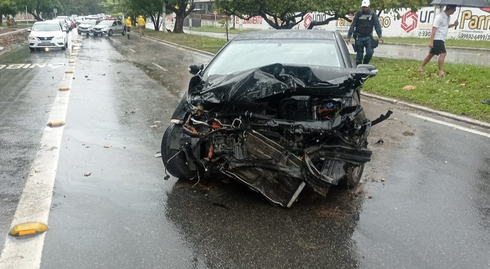Motorista é autuado por recusar teste de bafômetro após bater em poste e árvores na Zona Sul de Aracaju / Foto: Foto: CPTran/SE
