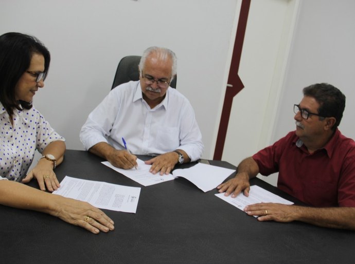 Rogério assina termo de compromisso que cede prédio à Câmara Municipal