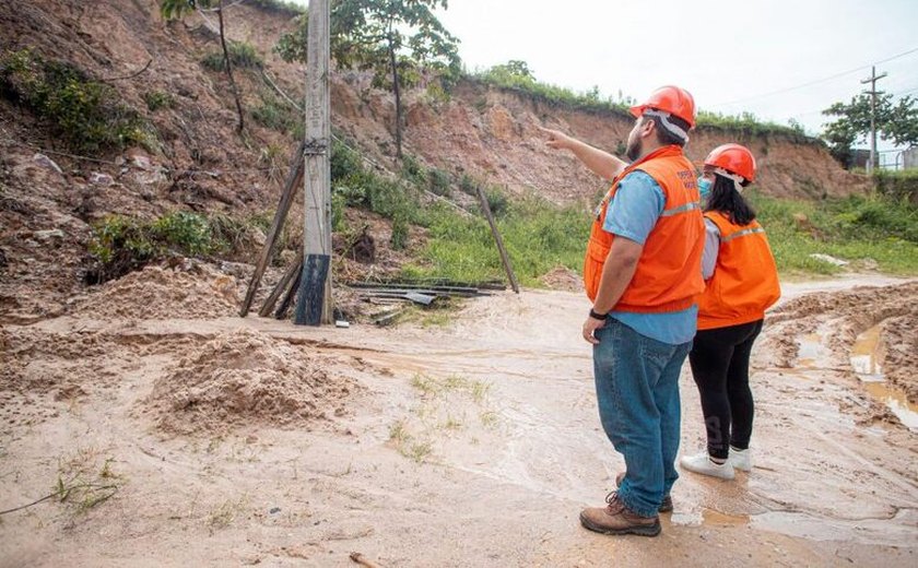 Defesa Civil reinicia aplicação de lonas nas encostas de Maceió