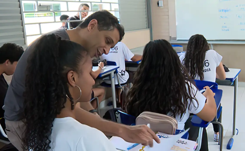 Você concorda? Câmara aprova projeto que restringe uso de celular em escolas