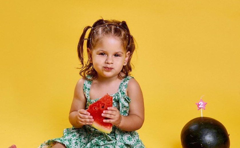 Maria Flor completa 2 anos e Virginia Fonseca compartilha ensaio fofo da menina