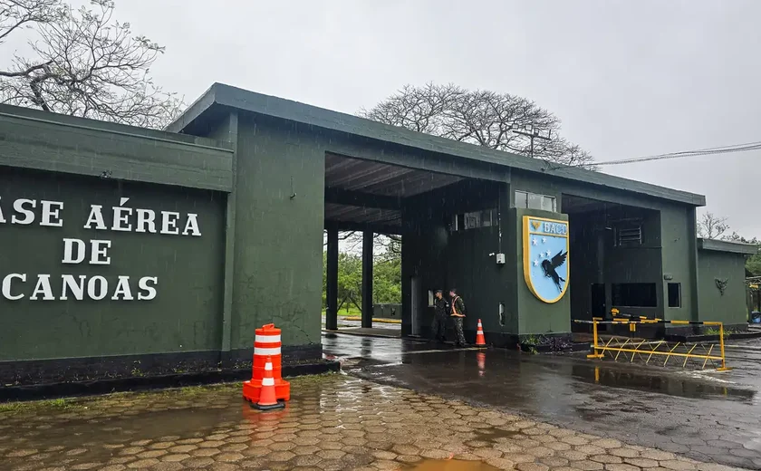 Passageiros começam a pousar e decolar da Base Aérea de Canoas