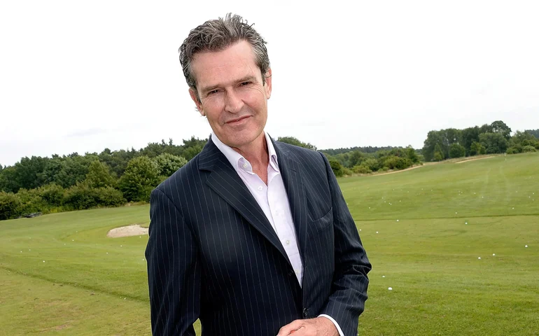 Por onde anda Rupert Everett, astro inglês que abandonou Hollywood e se casou com namorado brasileiro