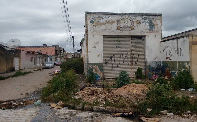 Ruas e praças do bairro Primavera estão abandonadas em Arapiraca