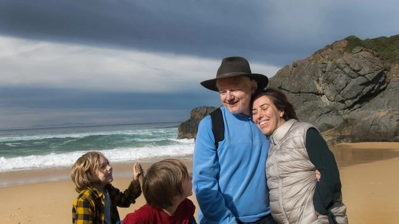Fundador do WikiLeaks, Julian Assange reaparece em foto na praia com a família, um mês após ser solto