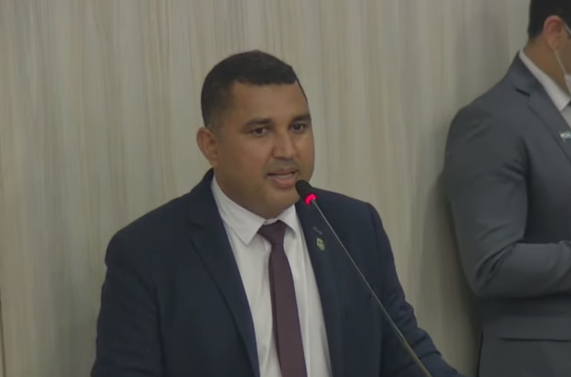 “Precisamos evitar que pais de família amanheçam o dia em um posto de saúde.”, diz vereador