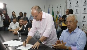 Belivaldo assina concurso de delegado / Foto: Victor Ribeiro/ASN