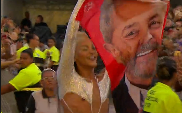 PL vai ao TSE contra Lollapalooza após Pabllo Vittar exibir bandeira de Lula