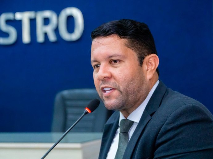 Vereador Allan Pierre apresenta projeto que garante prioridade em moradia a órfãos do feminicídio em Maceió