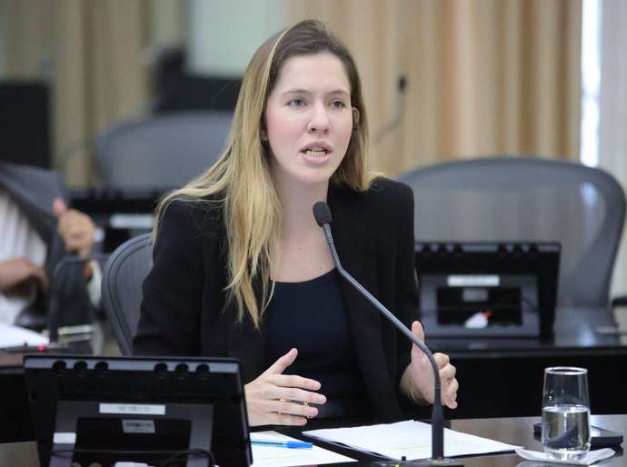 Violência doméstica: Cibele Moura defende mudança no sistema de proteção às mulheres e destaca lei de sua autoria