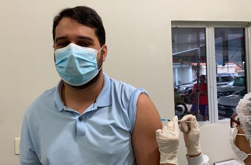 Prefeito de Santana do Mundaú recebe primeira dose contra Covid-19