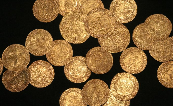 Caminhantes descobrem acidentalmente moedas no valor de R$ 1,6 milhão perto da Polônia (FOTOS) Caminhantes descobrem acidentalmente moedas no valor de R$ 1,6 milhão perto da Polônia (FOTOS)