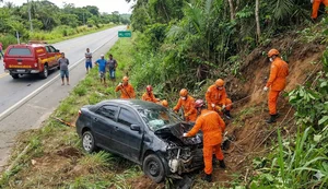 Homem morre após carro colidir com poste e cair em ribanceira na AL-105