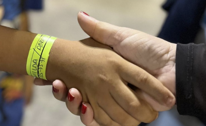 identificação é feita com uma pulseira contendo os dados dos pequenos identificação é feita com uma pulseira contendo os dados dos pequenos