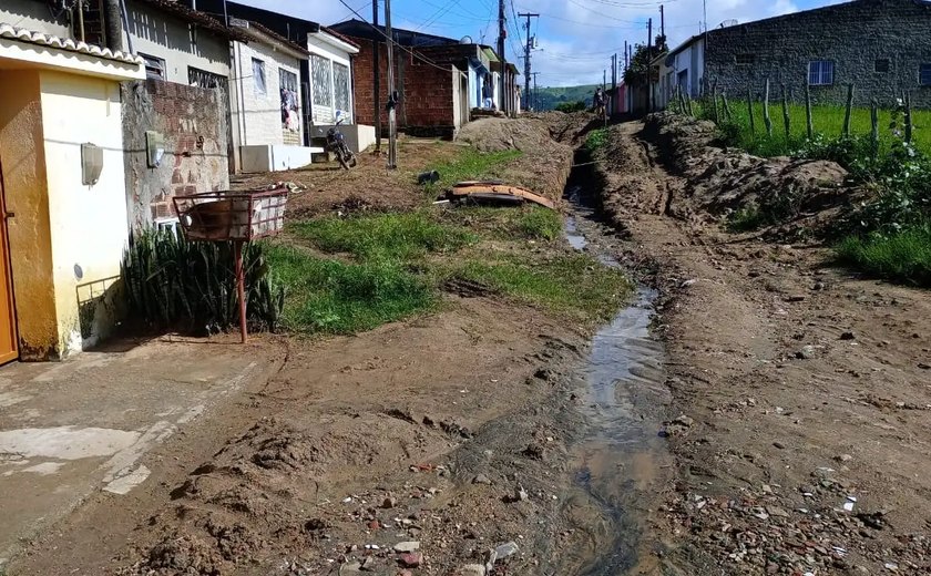 Em Palmeira: Obra de calçamento no Bairro São Francisco causa grandes transtornos aos moradores