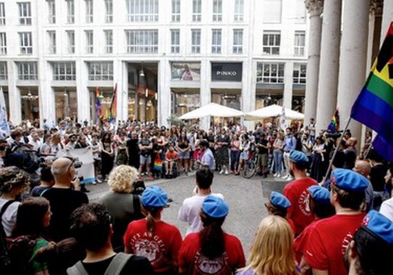 Trans brasileira agredida recebe apoio em manifestação em Milão