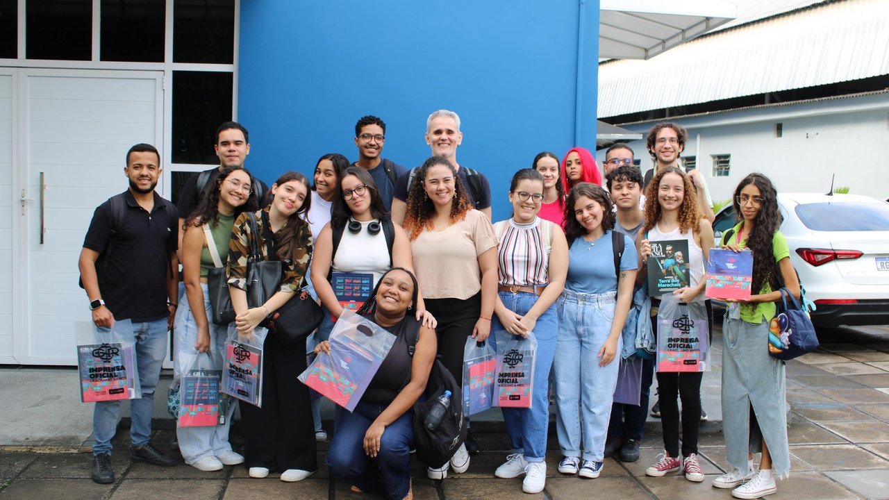 Estudantes de jornalismo realizam aula de campo na Imprensa Oficial Graciliano Ramos