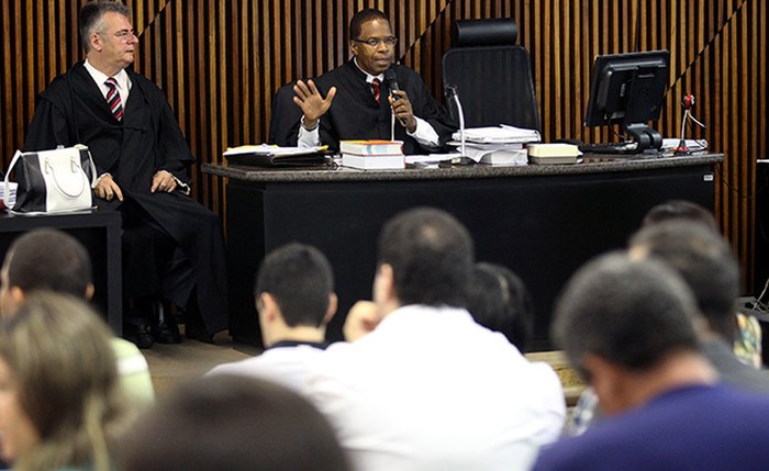 Motivo seria vingança contra a vítima Rogério de Oliveira, que supostamente havia esfaqueado um amigo dos réus