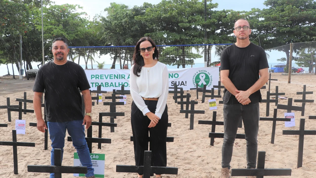 Ato simbólico na orla de Maceió dá início à campanha do Abril Verde em Alagoas