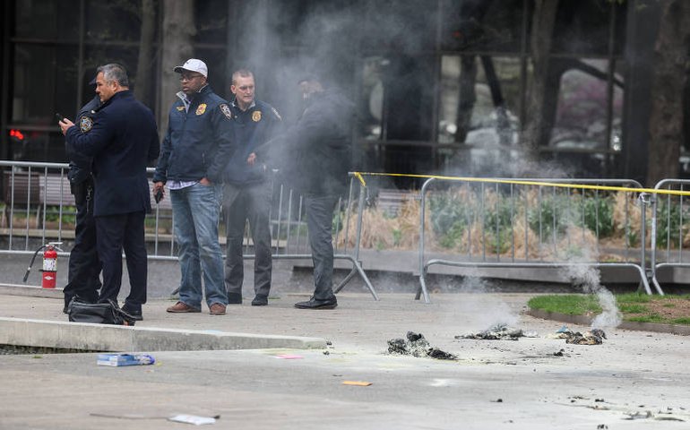 Homem morre após atear fogo em si mesmo do lado de fora do tribunal de julgamento de Trump