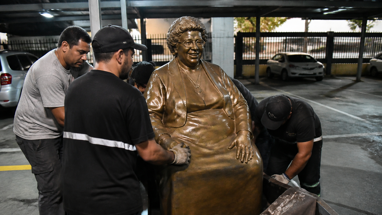 Estátua de Dona Ivone Lara furtada há meses é encontrada em estacionamento no Méier