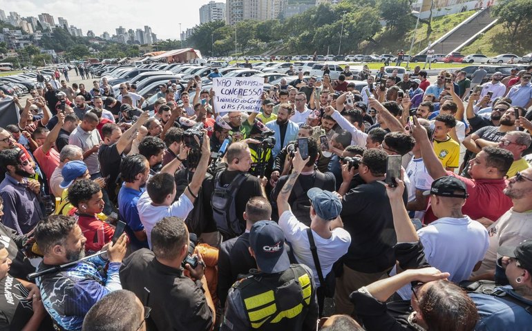 Motoristas protestam contra regulamentação do serviço por aplicativo