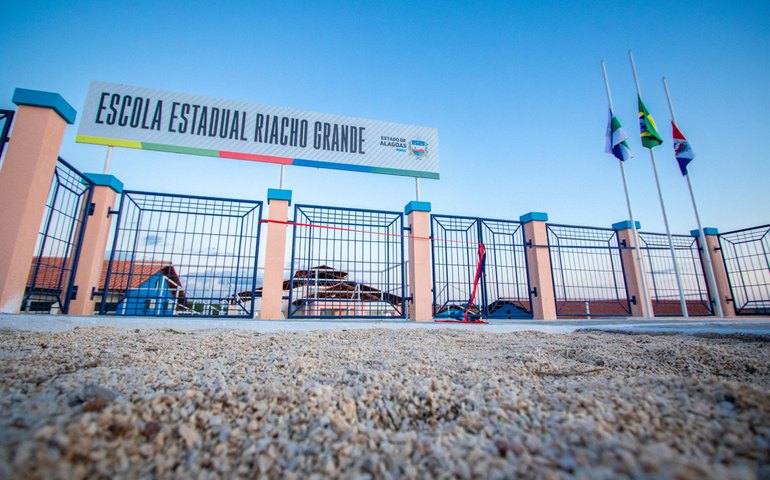 Governo contempla Senador Rui Palmeira com Creche CRIA e escola de ensino médio