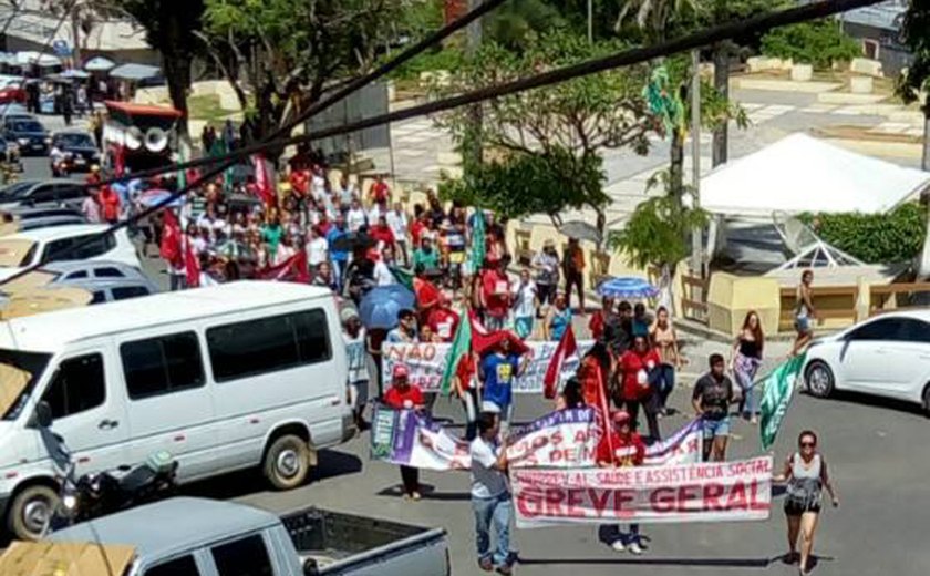 Centrais sindicais promovem manifestação contra as reformas do governo federal em Palmeira