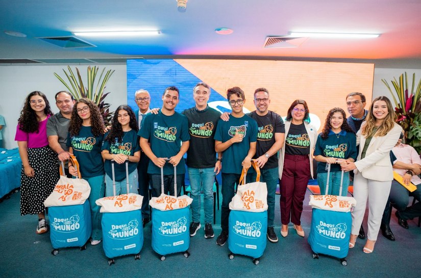 Daqui pra o Mundo: estudantes recebem kits do intercâmbio para a Inglaterra nesta terça