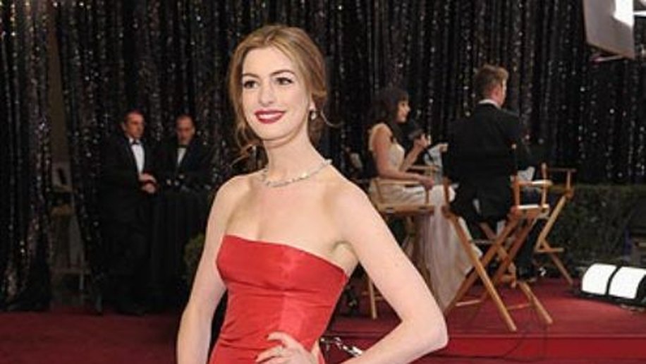 Anne Hathaway diz que cenas de nudez em novo filme foram fáceis