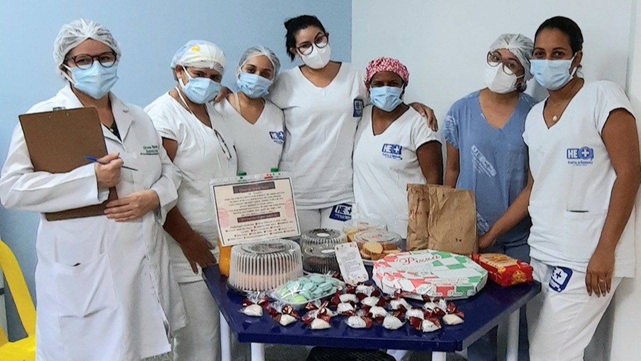 Profissionais de saúde do HE do Agreste ganham bolos e doces em ação voluntária