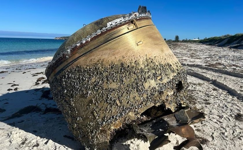 Lixo espacial? Austrália investiga objeto cilíndrico gigante que apareceu em praia remota