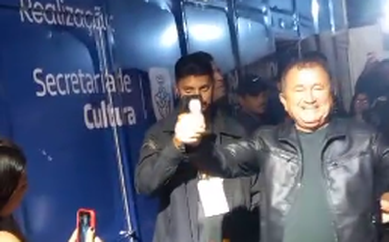 Sósia de Amado Batista rouba a cena e confunde fãs no Festival de Inverno de Palmeira dos Índios