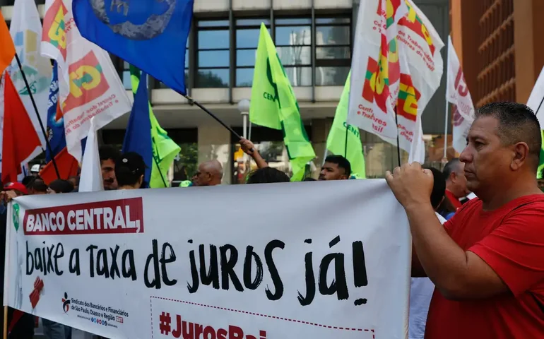 Fatia de trabalhadores sindicalizados volta a crescer em 2024 após mínima histórica