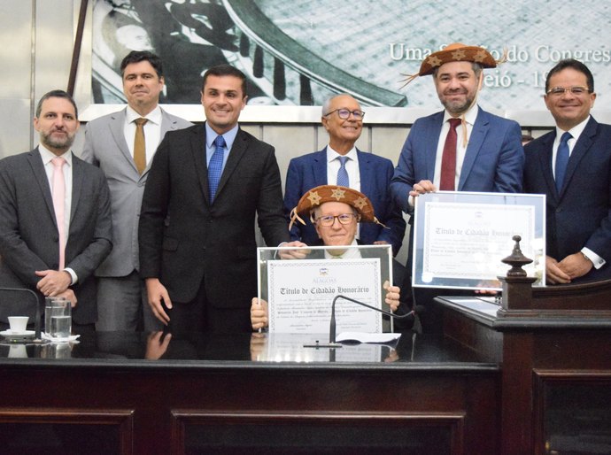 Durante sessão na ALE, desembargadores federais recebem o título de Cidadão Honorário de Alagoas