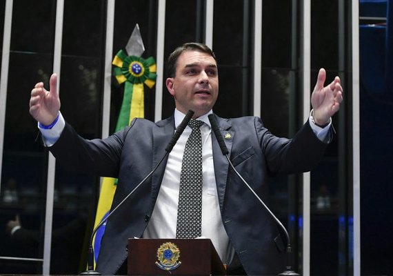 ‘Vamos erguer a cabeça e não vamos desistir do nosso Brasil’, diz Flávio Bolsonaro