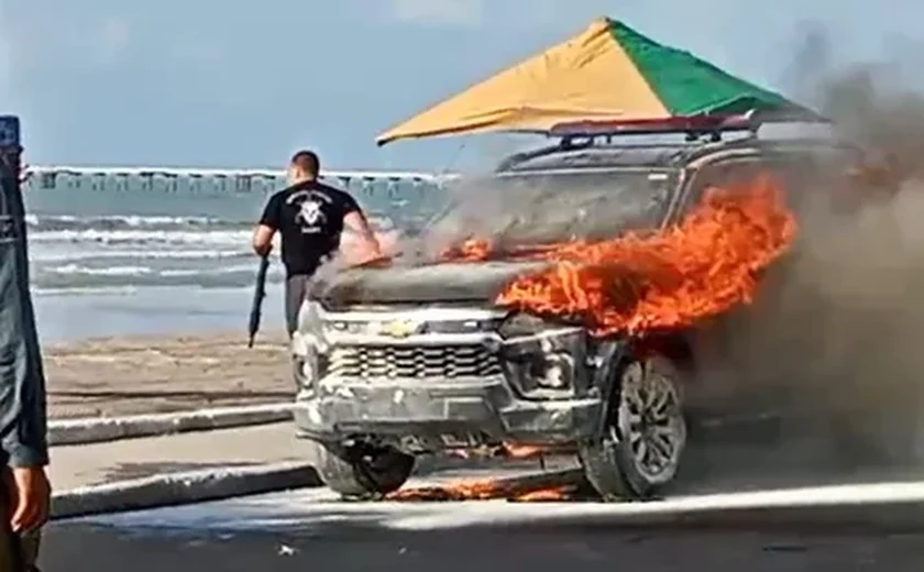 Viatura do Bope pega fogo na Avenida Assis Chateaubriand, em Maceió