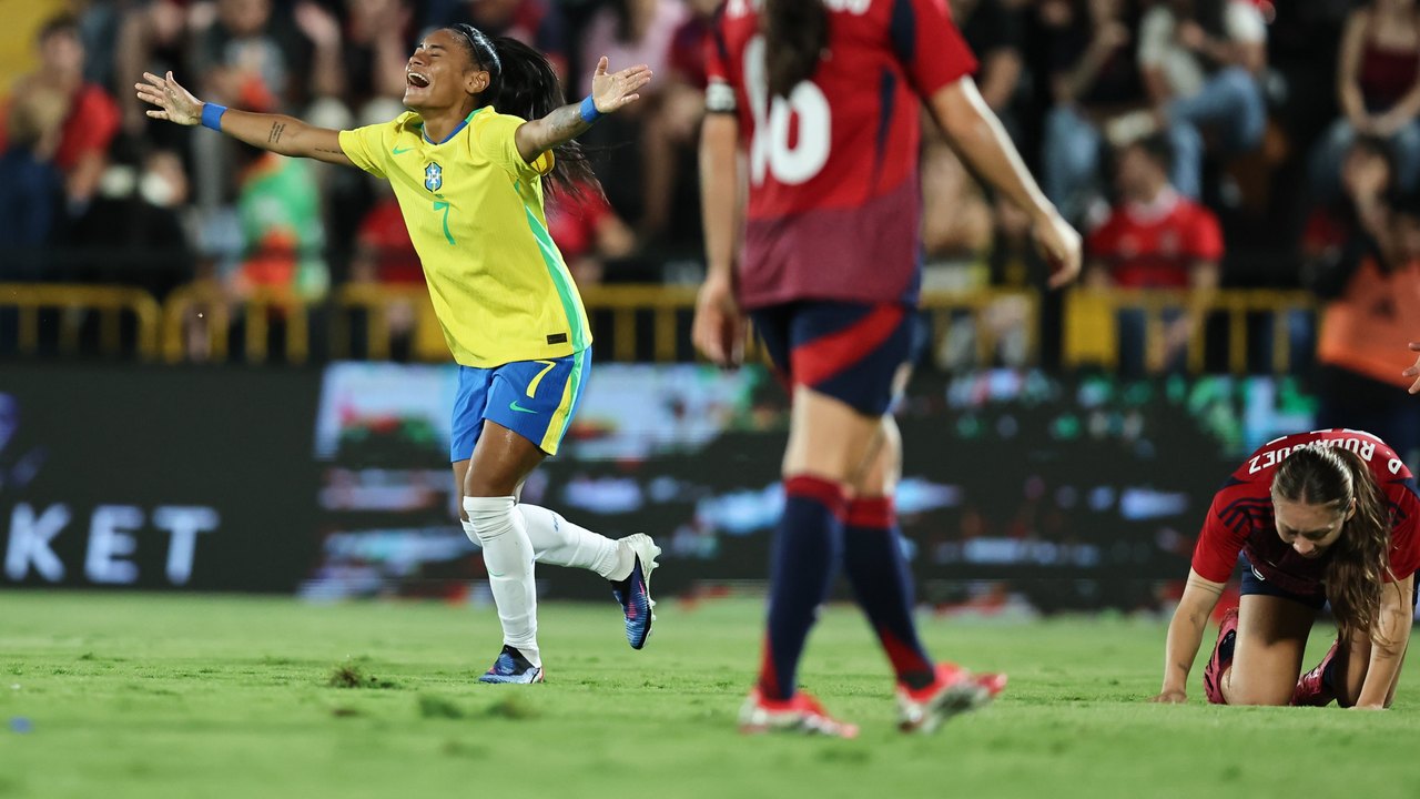 Câmara aprova lei com medidas para promover futebol feminino no país