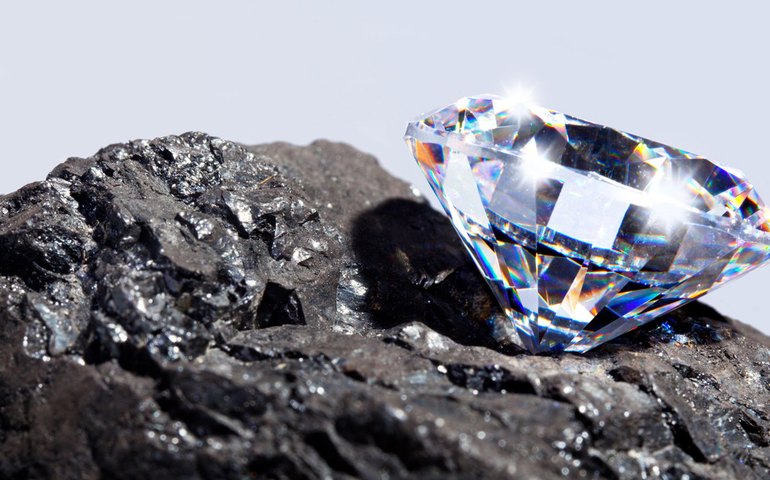 Indiano com dívida de R$ 30 mil e sete filhos encontra diamante de quase meio milhão de reais: 'Vida mudou'