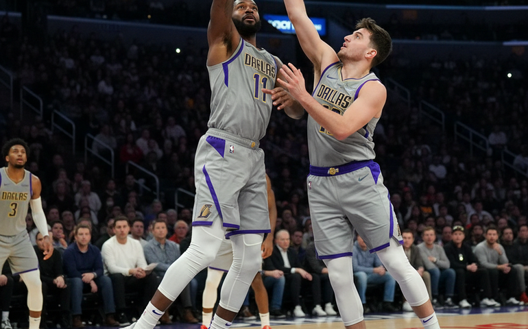 Lakers encerram sequência negativa com show de Doncic e LeBron sobre os Kings