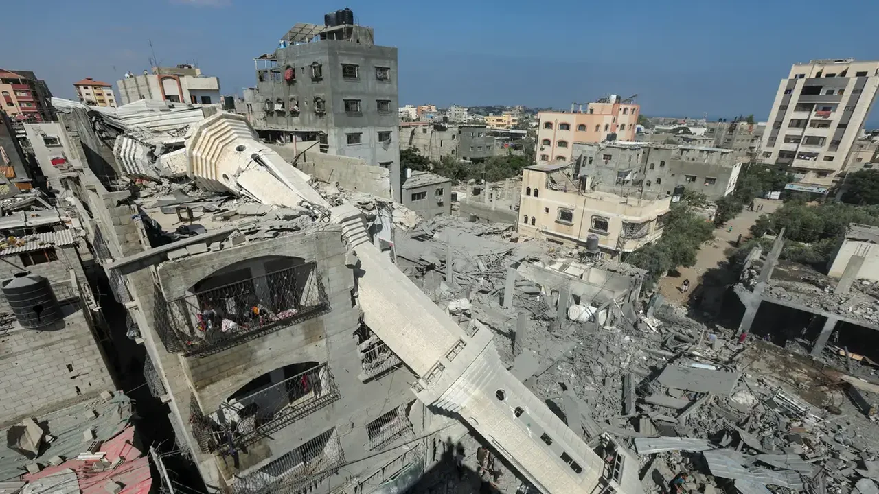 Israel bombardeia centro de Gaza e tanques avançam em Rafah