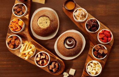 Outback apresenta seu novo fondue: mix com mais queijos e dois tipos de chocolate para combinar