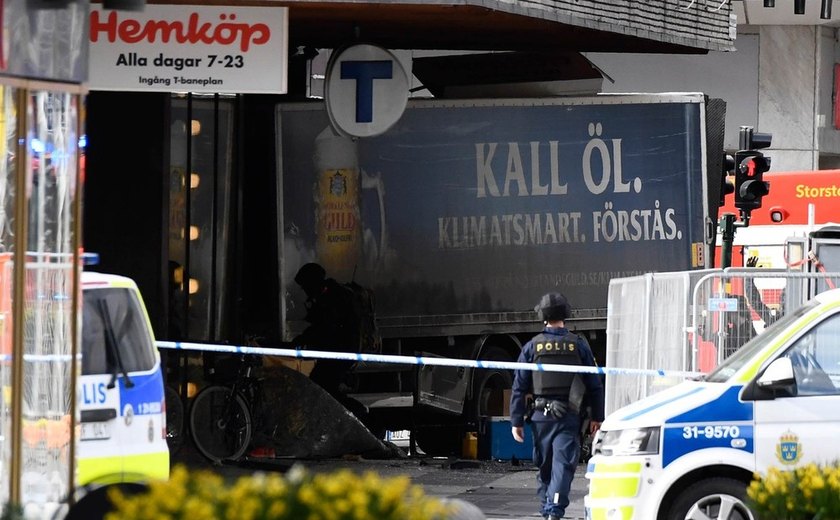 Vídeo de loja mostra pessoas fugindo de caminhão durante ataque em Estocolmo