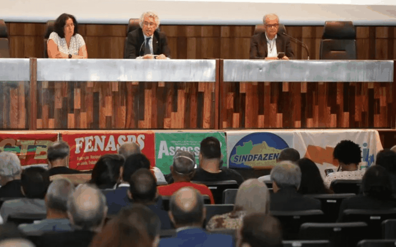 Servidores federais fazem assembleias para discutir reajuste de 9%
