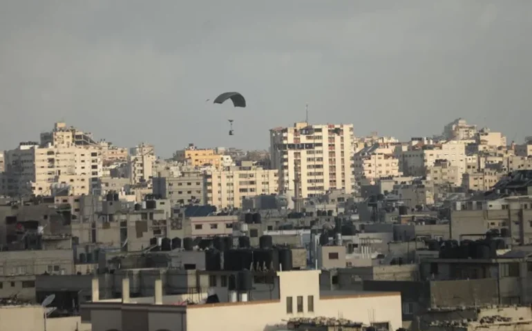 Cinco pessoas morrem em Gaza ao serem atingidas por lançamento aéreo de ajuda humanitária
