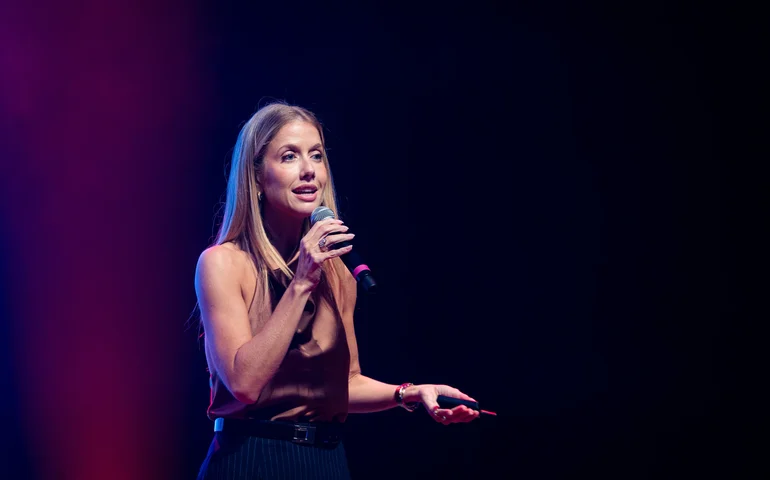 Gabriela Prioli conecta gestão pública e diálogo na Feira dos Municípios