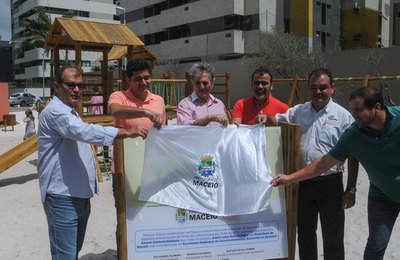Prefeito Rui Palmeira inaugura Parque Infantil Sustentável no corredor Vera Arruda