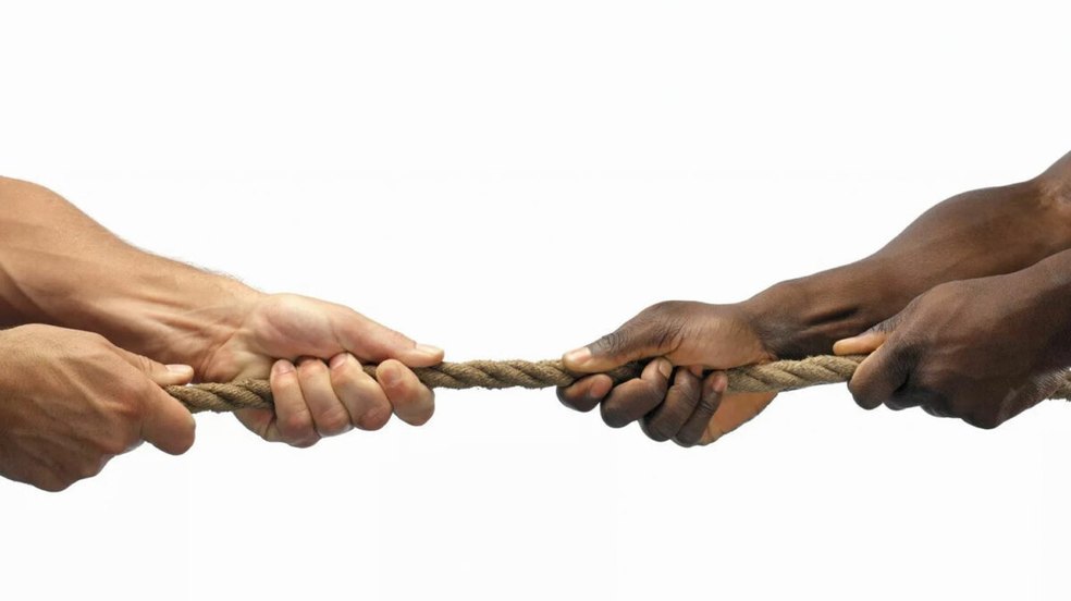 Mulher é condenada a um ano por racismo contra síndico